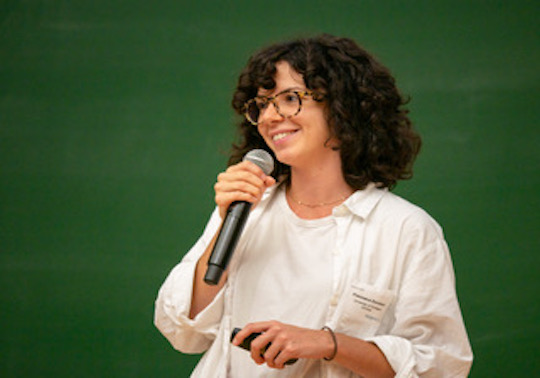 Francesca spricht in ein Mikrophon